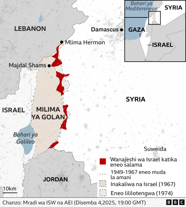 Ramani inayoonyesha milima ya Golan Heights ilyokaliwa kimabavu upande wa kaskazini mwa Lebanon na Syria upande wa mashariki, Jordanupande wa kusini na Israel upande wa magharibi. Majdal Shams imewekwa alama kaskazini mwa Milima ya Golan inayokaliwa.