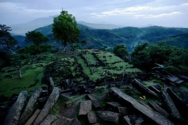 Foto colorida mostra ruínas no topocodigo promocional aposta ganhauma montanha