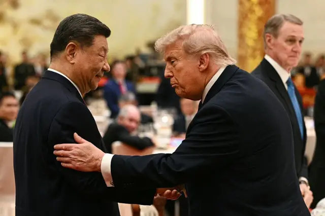 在北京人民大会堂举行的国宴上，中国国家主席习近平（左）望向美国总统唐纳・特朗普。