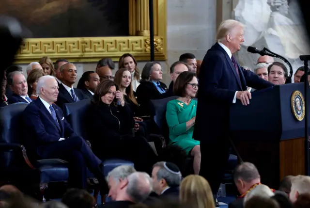 Trump discursa com Biden e Kamala sentados