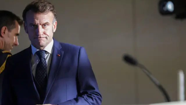 El presidente de Francia, Emmanuel Macron, con gesto contrariado