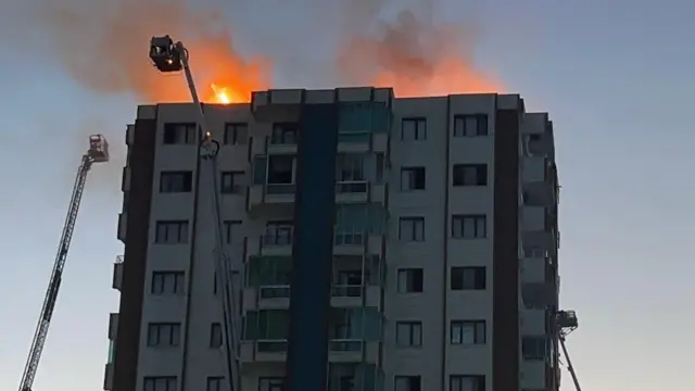 BBC Türkçe'ye konuşan site yönetimi, yangında hayatını kaybedenlerin bir anne ve üç çocuğu olduğunu söyledi.