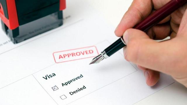 கனடா, பிரிட்டனுக்கு உங்கள் குடும்பத்தை அழைத்துக்கொள்ள விரும்புகிறீர்களா? - புதிய விதிகள் என்னென்ன?