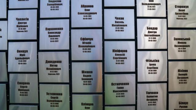Hơn 500 cái tên được hiển thị trên bức tường tưởng niệm của Bucha