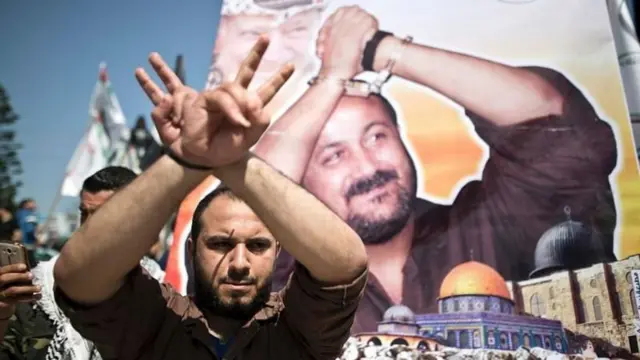 پوستری از مروان برغوثی، سیاستمدار سرشناس فلسطینی، که به اتهام قتل پنج غیرنظامی در زندان اسرائیل است