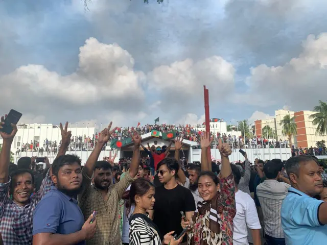 শেখ হাসিনার পতনের দিন প্রধানমন্ত্রী কার্যালয়ের চিত্র