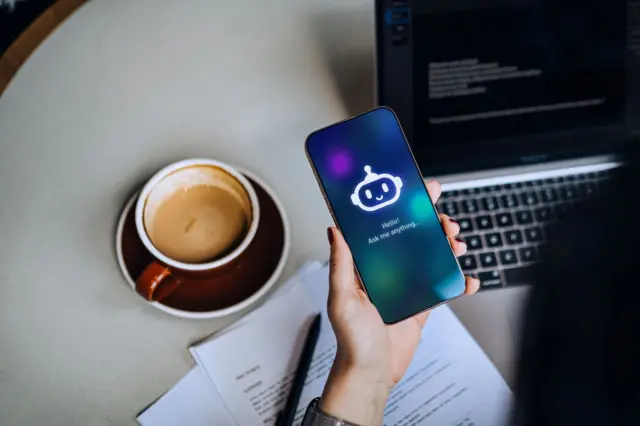 2024 ஆம் ஆண்டில், 'கத்தோலிக்க பதில்கள்' என்ற ஒரு பிரசங்க குழு, "பாதிரியார் ஜஸ்டின்" என்ற தங்களின் சாட்பாட்டை ஆஃப்லைனுக்கு கொண்டுசென்றனர்.