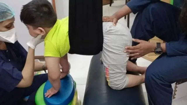 अफानला दर दिवसाआड फिजिओथेरेपी घ्यावी लागते