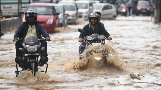 వాన నీటిలో వాహనాలు 