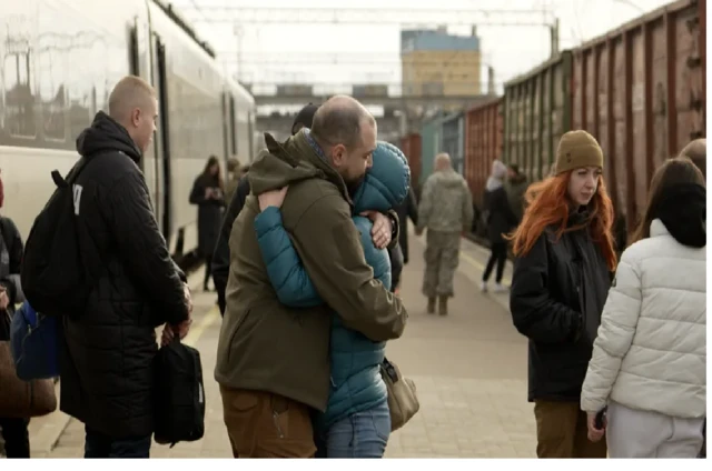 Les wagons de marchandises sont alignés sur les quais de la gare de Kramatorsk pour se protéger des attaques russes.