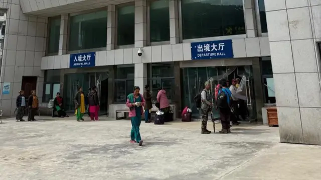 खासा हुँदै नेपाल प्रवेश गर्न लागेका पर्यटकहरू 