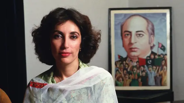 بے نظیر بھٹو۔ پس منظر میں ذوالفقار علی بھٹو کی تصویر ہے