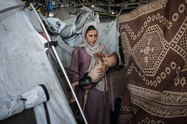 Muhammad Zakariya Ayyoub al-Matouq avec sa mère dans une tente à Gaza.