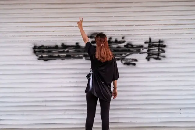 گروه «دادبان» که جمعی از فعالان حقوق بشر و حقوقدان آن را تشکیل داده‌اند در واکنش به خبر راه‌اندازی «کلینیک ترک بی‌حجابی» آن را «رسمی‌سازی شکنجه روانی زنان» دانست