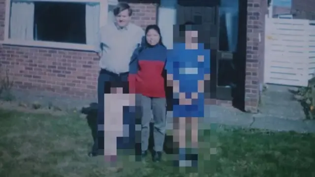 ลำดวนและเดวิด อาร์มิเทจ ถ่ายรูปพร้อมกับลูกของพวกเขาที่อังกฤษ