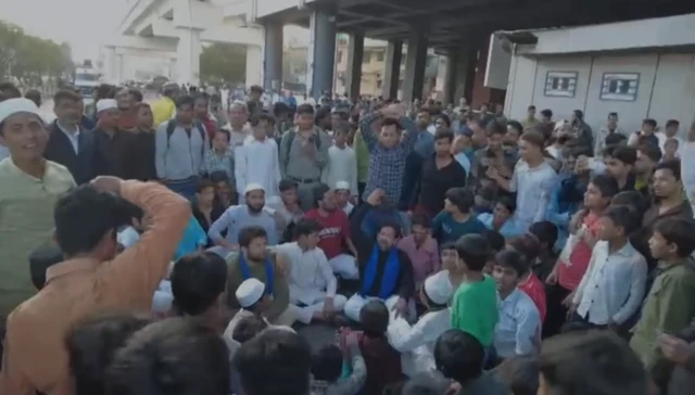 শুক্রবারের ঘটনার পরে এলাকার মেট্রো রেল স্টেশনের সামনে বিক্ষোভ