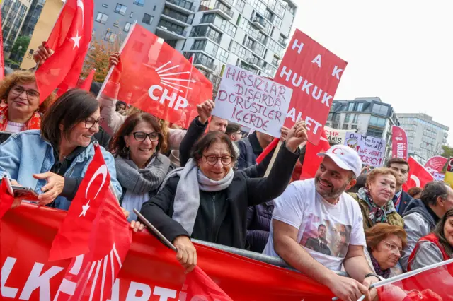 CHP'nin 12 Ekim'deki Brüksel mitingine katılan kişiler CHP bayrakları tutuyor