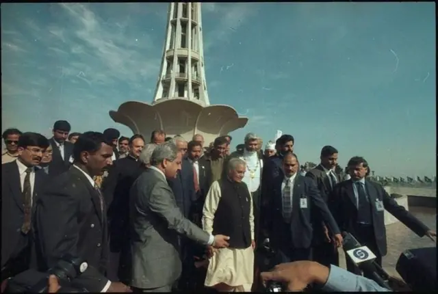 વાજપેયીએ ફેબ્રુઆરી 1999માં મીનાર-એ-પાકિસ્તાનની મુલાકાત લીધી હતી