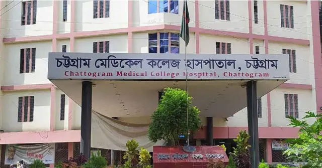 চট্টগ্রাম মেডিকেল কলেজে গত অক্টোবর মাসেও এভাবে এক শিক্ষার্থীকে লোহার রড দিয়ে পিটিয়ে মাথা ফাটিয়ে দেয়া হয়েছিল। 