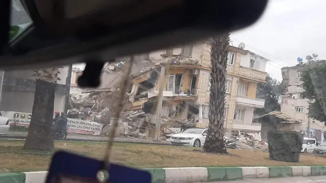 Каттуу жер титирөөдөн көп кабаттуу имараттар да кулады