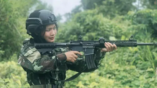 ချင်းညီနောင်အဖွဲ့က အမျိုးသမီးတပ်ဖွဲ့ဝင်တစ်ဦးကို တွေ့ရစဉ်