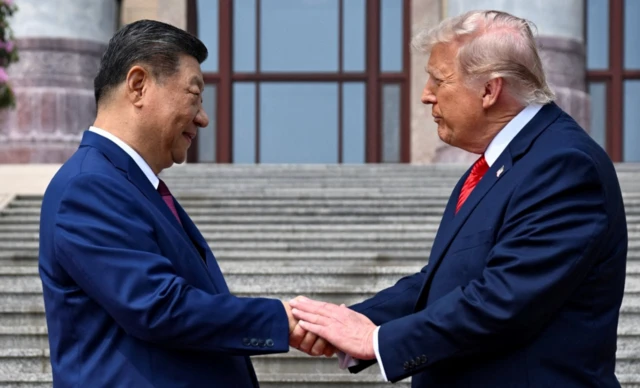 Şi ve Trump, Halkın Büyük Salonu girişinde el sıkışıyor.
