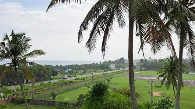 එක් පසින් මුහුදු මාර්ගයත්, මහා මාර්ගයත්, දුම්රිය මාර්ගයත්, කරත්ත ගමන් කළා යැයි පැවසෙන අමතර මාර්ගයකුත් (මහා මාර්ගයත් දුම්රිය මාර්ගයත් අතර), ගුවන් හමුදා කඳවුරේ ගුවන් පථයත් එක ම දර්ශනතලයක දිස් වේ. ශ්‍රී ලංකාවේ මෙවැනි ආකාරයක මාර්ග පහක් හමුවන එක ම ස්ථානය මෙයයි. 