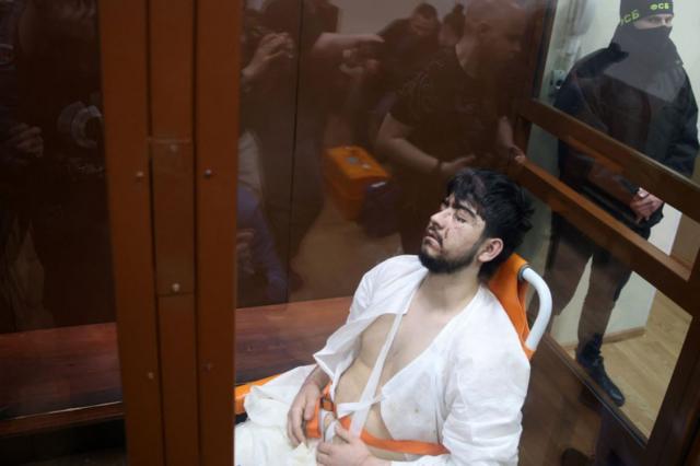 El hombre identificado como Muhammadsobir Fayzov, en silla de ruedas. 
