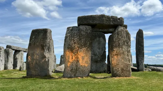 주황색 페인트로 덮인 스톤헨지의 돌 3개