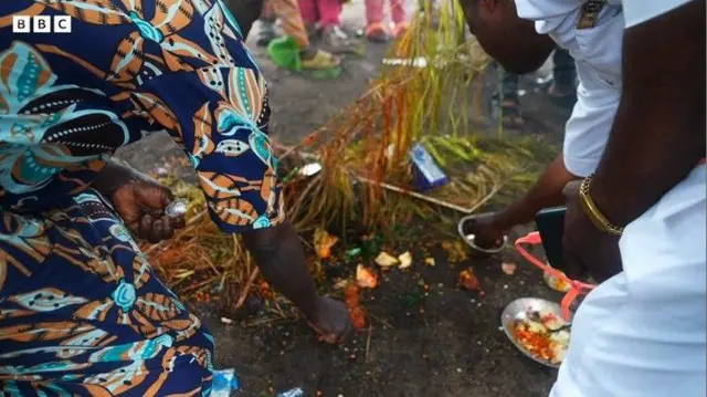 Awọn to n bọ orisa Ansogun pẹlu epo pupa, iyọ, ẹmu ogidi, orogbo.