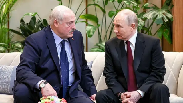 Лукашенко і Путін на дивані