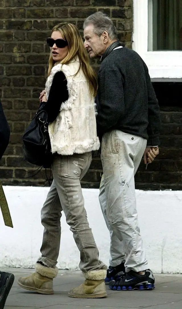 Kate Moss y Lucian Freud caminan por una calle de Londres