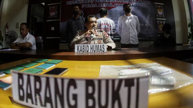 Kabid Humas Polda Kepri Kombes Pol Harry Goldenhardt (tengah) memberikan keterangan pers dengan menghadirkan tersangka penyalur Pekerja Migran Indonesia (PMI) ilegal dan sejumlah barang bukti saat rilis kasus di Polda Kepri, Batam, Kepulauan Riau, Sabtu (2/7/2022).
