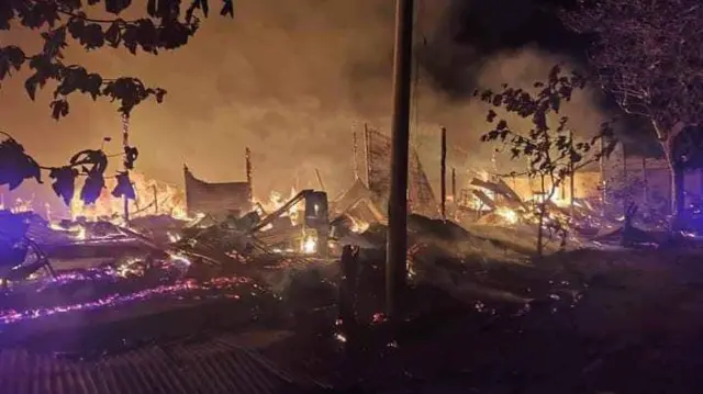 မိုးမိတ်ဈေးမီးလောင်နေတဲ့မြင်ကွင်း