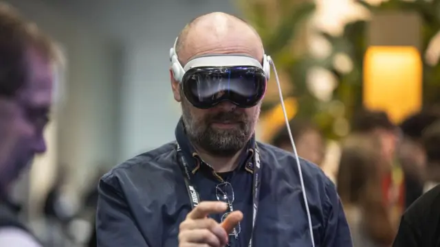 Человек в очках дополненной реальности Vision Pro