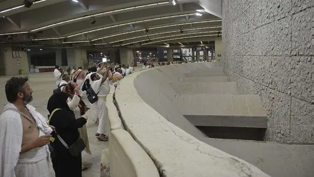 Calon jamaah menjalani kegiatan bagian dari ibadah haji di Jamarat pada hari pertama Idul Adha di Mekah, Arab Saudi pada 24 September 2015.