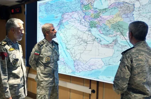 القائد العام للجيش الإيراني، أمير حاتمي، أثناء وجوده في غرفة قيادة العمليات العسكرية بالجيش، طهران، إيران - 22 يونيو/ حزيران 2025.