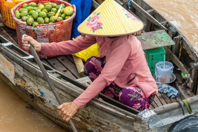 Phụ nữ buôn bán trên sông ở Đồng bằng sông Cửu Long