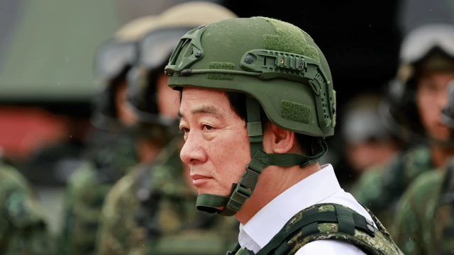 Prezydent Tajwanu William Lai w mundurze wojskowym, w tym w zielonym hełmie