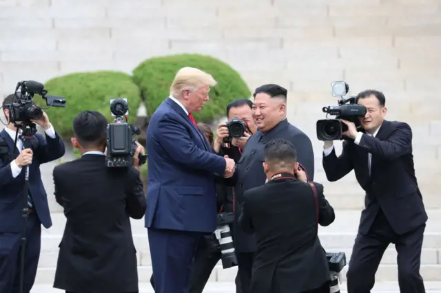 Trump e Kim dentro da zona desmilitarizada 