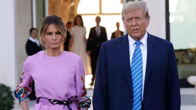 الرئيس الأمريكي السابق دونالد ترامب يقف بجانب زوجته ميلانيا