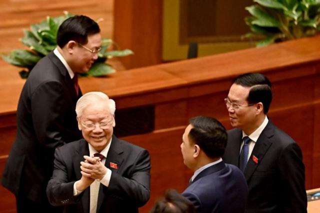 Chủ tịch Quốc hội Vương Đình Huệ (ngoài cùng bên trái) và Chủ tịch nước Võ Văn Thưởng (ngoài cùng bên phải) là hai nhân vật trong "Tứ Trụ" bị mất chức trong khóa 13