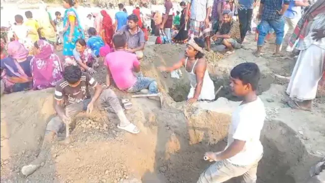 স্বর্ণের আশায় মাটি খুঁড়ছে মানুষ