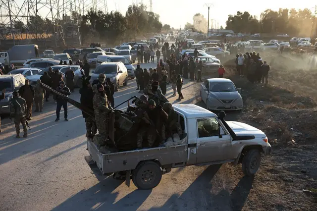 Suriye ordusuna bağlı güçler Rakka'da, arazi araçlarında ve yaya olarak bekliyorlar.