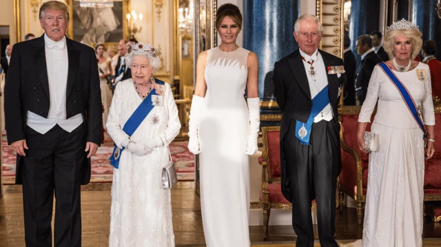 Президент Дональд Трамп (крайній ліворуч), королева Єлизавета II, перша леді Меланія Трамп, принц Чарльз, принц Уельський, та Камілла, герцогиня Корнуольська, беруть участь у державному бенкеті в Букінгемському палаці 3 червня 2019 року в Лондоні.