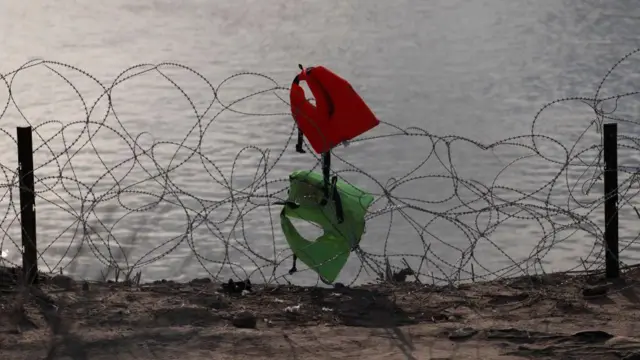 철조망에 걸려 있는 구명조끼 두 벌