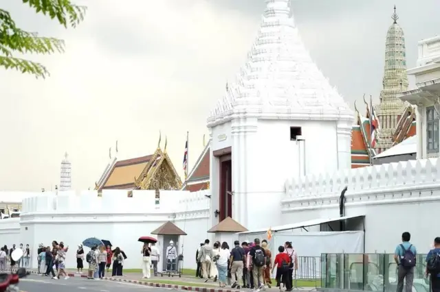 มัคคุเทศก์รายหนึ่งบอกว่า ครั้งหนึ่งพระบรมมหาราชวังเคยเป็นสถานที่ที่คลาคล่ำไปด้วยนักท่องเที่ยวชาวจีน 