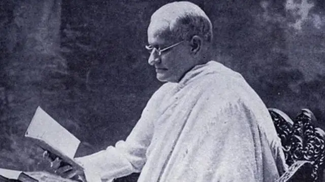 Mnamo 1913, Motilal Nehru, mwanasheria na mwanasiasa, alitetea kundi la wanaume walioshutumiwa kushiriki utamaduni wa sati.