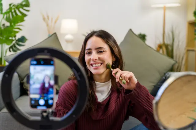 બીબીસી ગુજરાતી સોશિયલ મીડિયા પ્લેટફૉર્મ ફેસબુક ઇન્ફ્લુએન્સર ટિકટોક ઇન્સ્ટાગ્રામ 