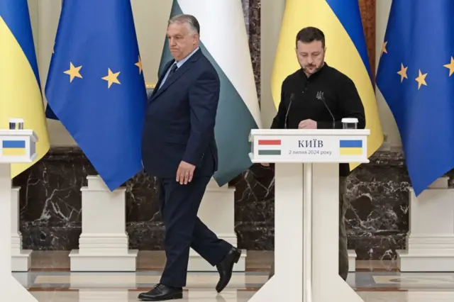 Прем’єр-міністр Угорщини Віктор Орбан (ліворуч) і президент України Володимир Зеленський під час пресконференції в Києві, Україна, у вівторок, 2 липня 2024 року